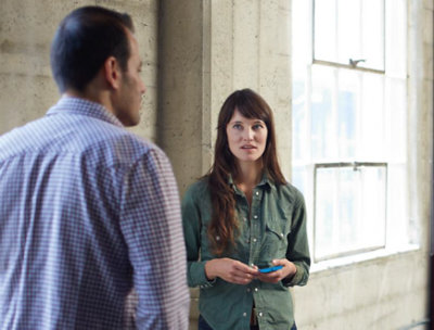 会話をしている 2 人の人。