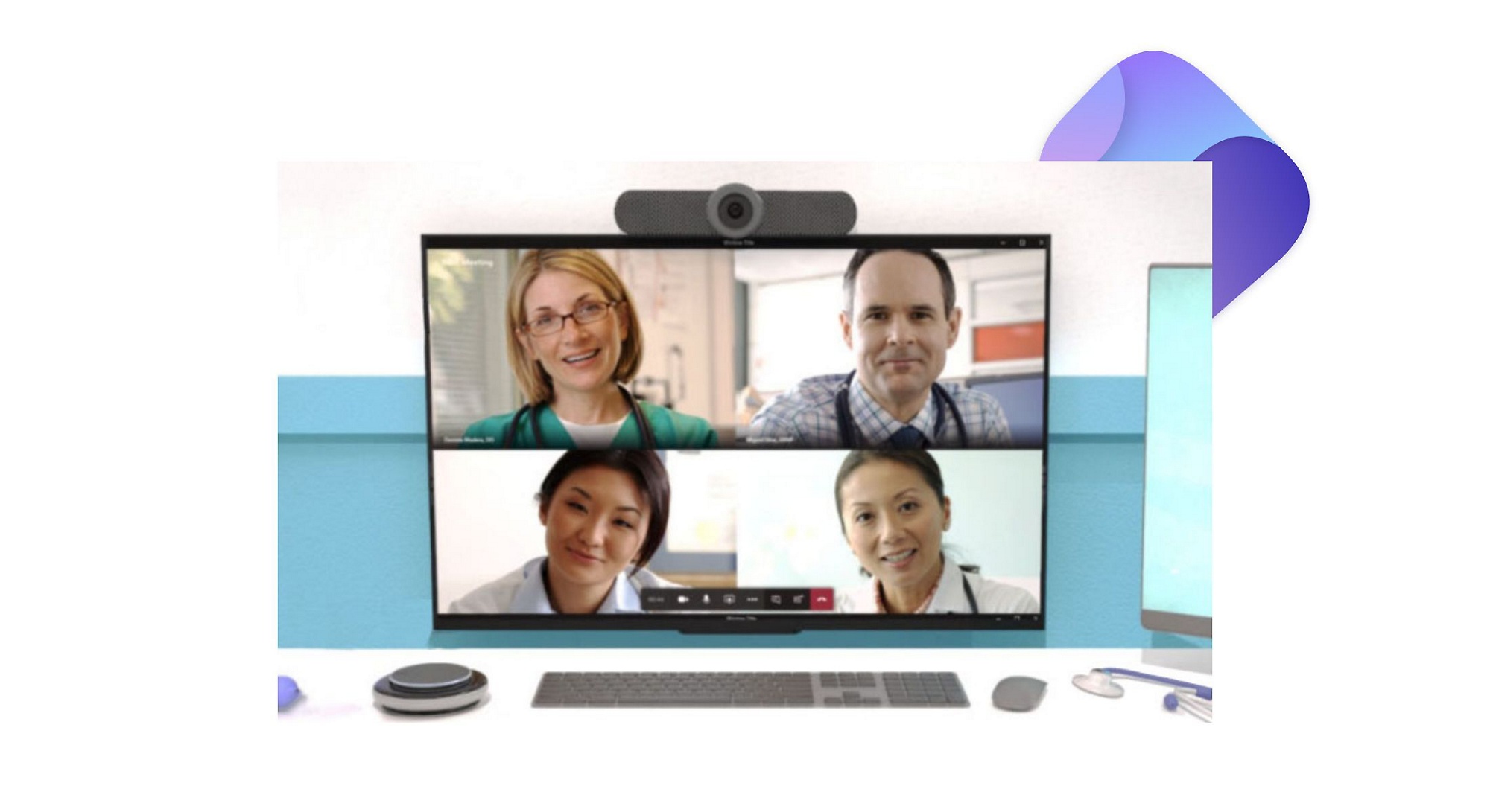 Ett videosamtal i Teams pågår vid ett skrivbord med en skärm, en kamera och en intelligent högtalare.