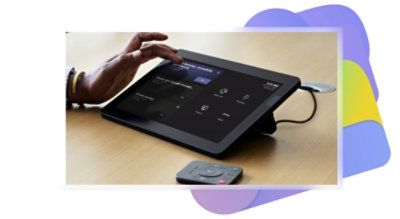 Teams-Konsole auf einem Konferenzraumtisch und eine Hand auf einem Touchscreen, um an einer Besprechung teilzunehmen.