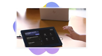 Eine Hand, die nach einem Tischgerät in einem Besprechungsraum greift, um an einem Teams-Anruf teilzunehmen.