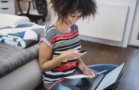 Een persoon gebruikt One Drive op de tablet en mobiele telefoon.