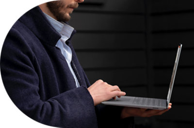 O persoană ținând un laptop.