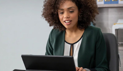 Eine Person nutzt einen Laptop.