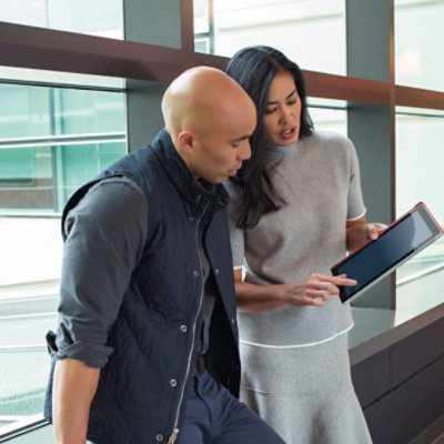 Zwei Personen, die sich über ein Tablet unterhalten