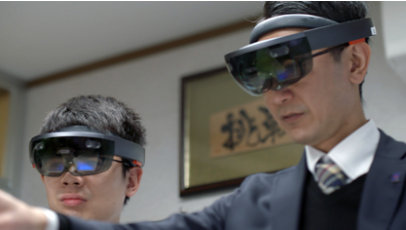 HoloLens 2 ヘッドセットを装着している 2 人の従業員。