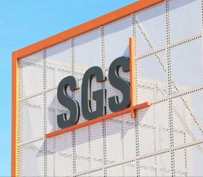 Ein Gebäude mit einer perforierten Metallfassade zeigt die Buchstaben „SGS“ 