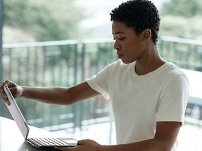 一位女士拿著膝上型電腦。