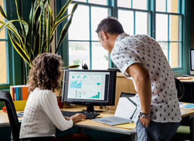 一位男士和女士在看着计算机屏幕。