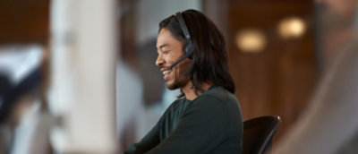 ヘッドセットを装着している人