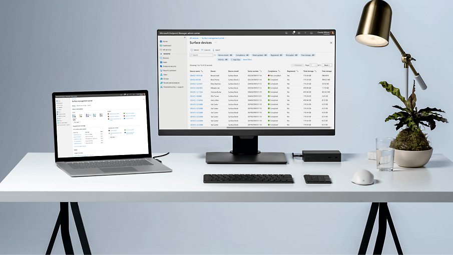 Egy asztal és egy asztali monitorhoz csatlakoztatott laptop, amelyen a Microsoft Endpoint Manager jelenik meg