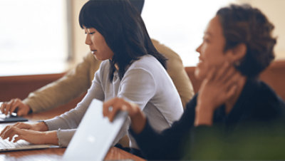 회의에서 노트북에 입력하는 사람들