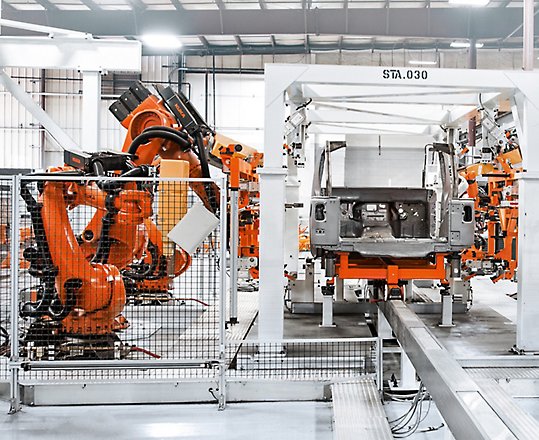 Zwei Personen, die Headsets tragen und an ihren Schreibtischen arbeiten