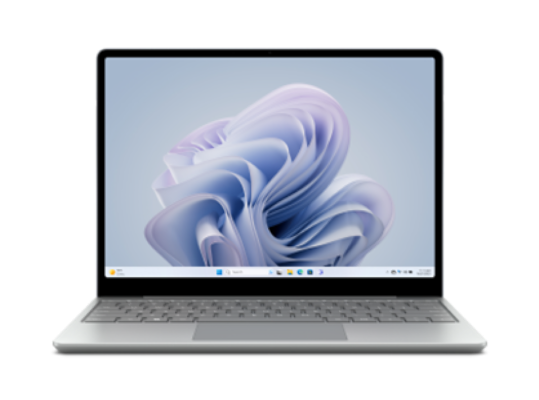 Vista frontale di un dispositivo Surface Laptop Go 3 Platino in modalità laptop