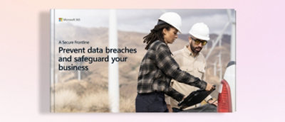 Группа людей в защитных жилетах идет по складу.