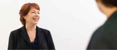 黒いスーツを着た女性。