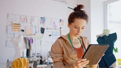 Eine Frau, die etwas auf einem Tablet liest