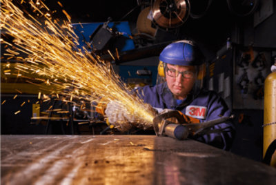 作業している溶接工 