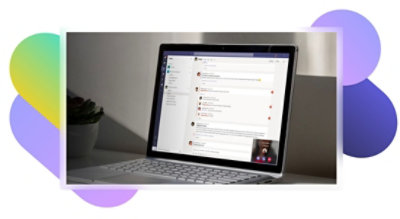 Ein Teams-Chat und ein Teams-Anruf, die gleichzeitig auf einem Laptop angezeigt werden