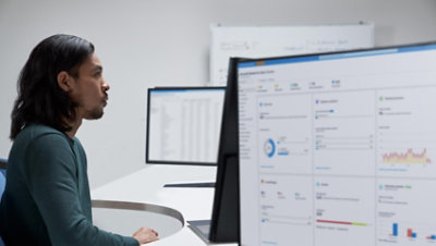 一个人正在办公桌前工作