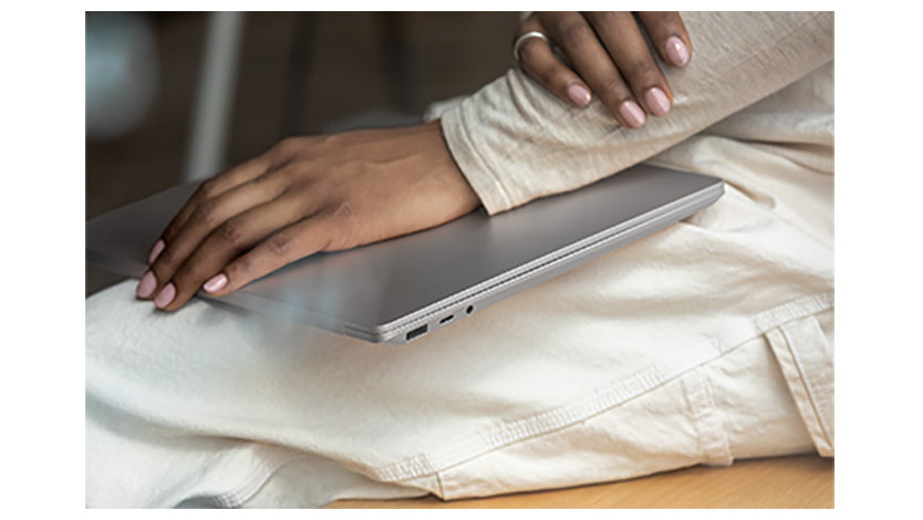 Surface ラップトップ 3 15 インチを膝に抱える女性