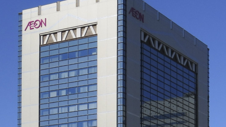 AEONのロゴがある近代的な高層ビルとガラス窓、青空背景