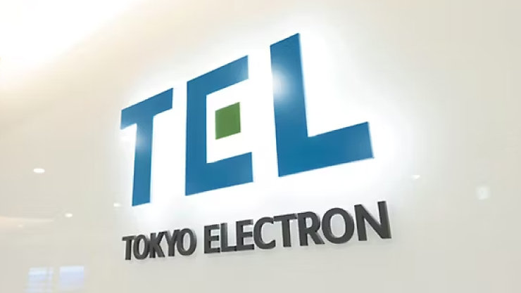 壁に表示されたTEL東京エレクトロンの企業ロゴと社名。