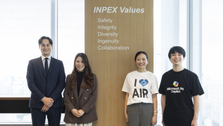 Safety、Integrity、Diversity、Ingenuity、Collaborationと記されたINPEX Valuesの柱の前で笑顔の4人のプロフェッショナル。