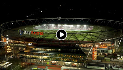 Fußballstadion "BayArena" in der Dunkelheit, Flutlicht