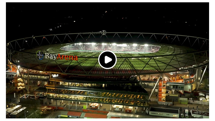 Fußballstadion "BayArena" in der Dunkelheit, Flutlicht
