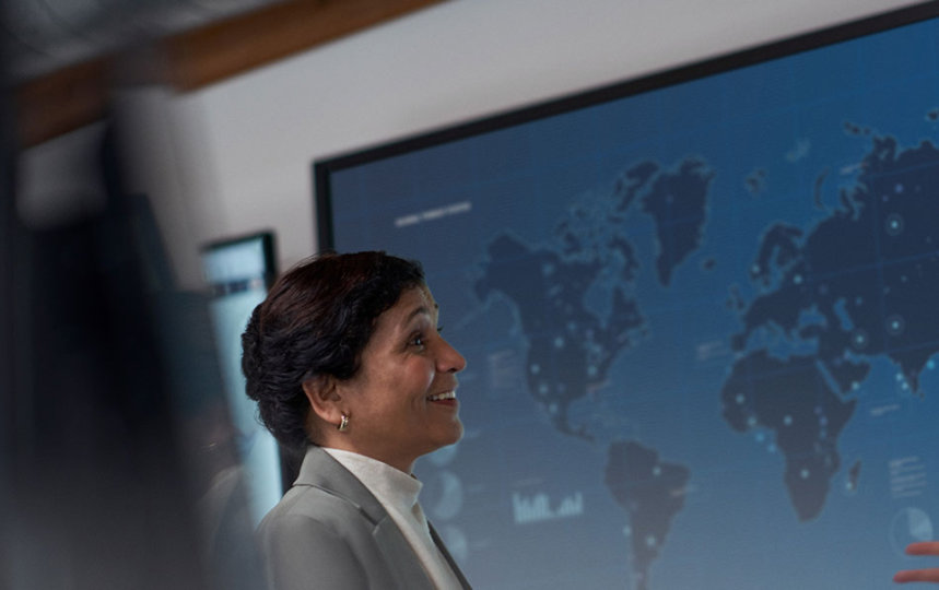 CISO collaborating with a practitioner in a security operations center