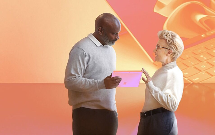 Zwei Personen mit Tablet vor einem großen, stilisierten Laptop-Hintergrund.