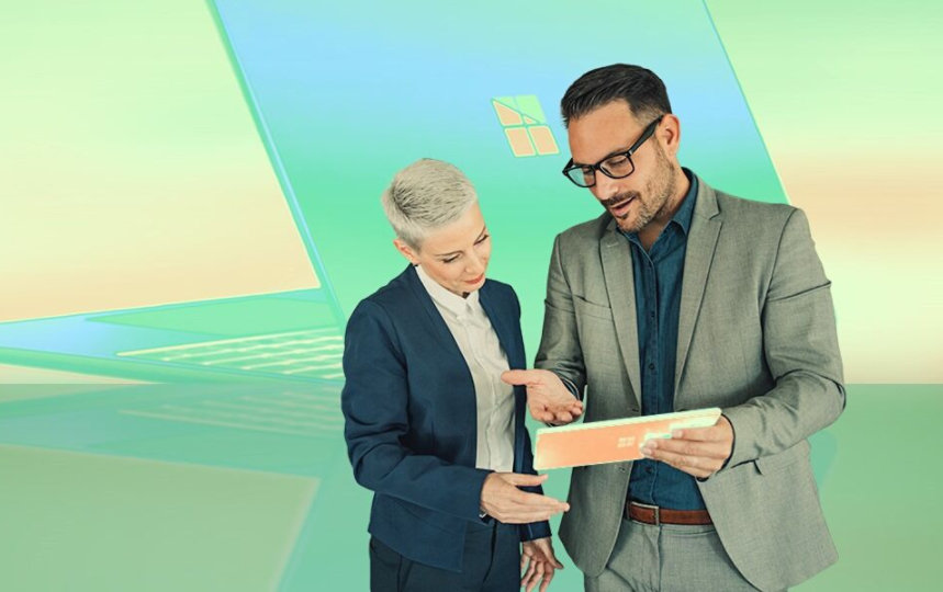 Zwei Geschäftsleute betrachten ein Dokument vor einem blauen und grünen Hintergrund mit Windows-Logo.