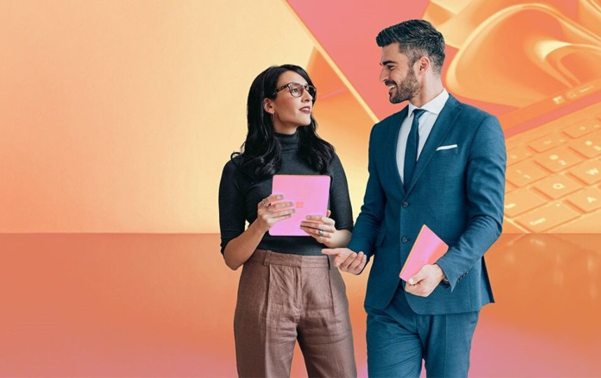 Zwei Personen mit Tablets vor einem roten Hintergrund und einem übergroßen, stilisierten Laptop im Hintergrund.