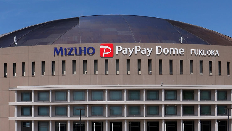 MIZUHO PayPayドームは福岡にあり、この建物は目立つランドマークとして知られています。