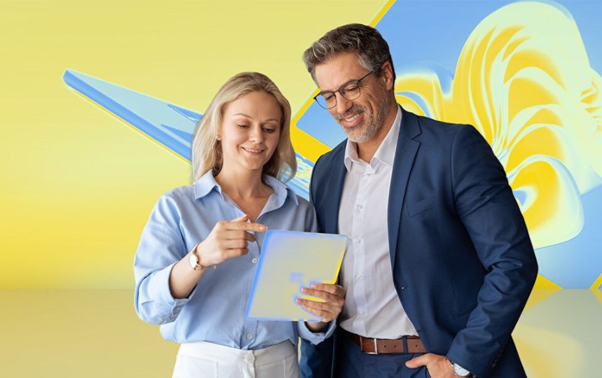 Zwei Personen betrachten ein Tablet vor einem gelben Hintergrund mit abstrakten blauen Formen, die einen Laptop darstellen.