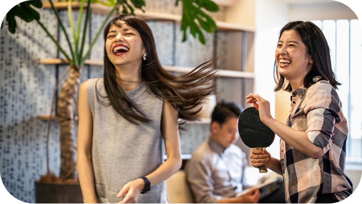 二人の幸せな女性が笑っている