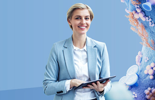 Eine Person in einem hellblauen Blazer hält ein Tablet. Im Hintergrund ist eine künstlerische Darstellung von abstrakten, organischen Formen in Blau- und Violetttönen zu sehen.