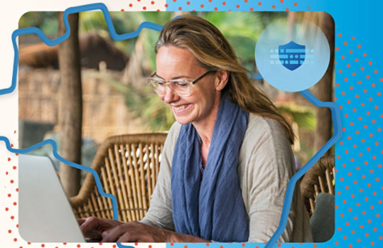 Pessoa com laptop ao ar livre e ícone de segurança.