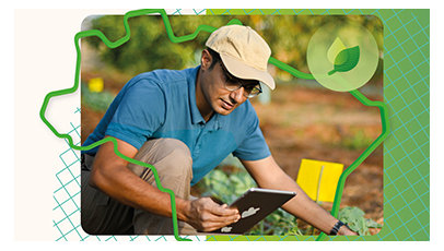 Pessoa com boné usando tablet em plantação com ícone de sustentabilidade.