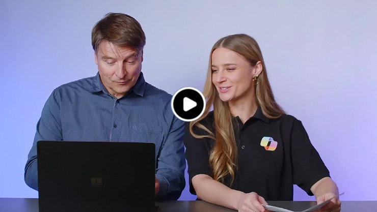 Mann und Frau im Studio, vor dem Mann steht ein aufgeklappter Surface Laptop. Die Frau trägt ein Copilot Shirt