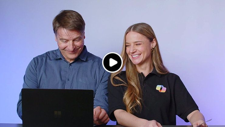 Mann und Frau im Studio, vor dem Mann steht ein aufgeklappter Surface Laptop. Die Frau trägt ein Copilot Shirt