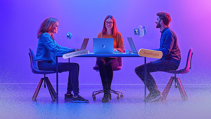 Drei Personen sitzen an einem Tisch und arbeiten jeweils an einem Laptop. Über den Laptops schweben Symbole für Microsoft Word, Teams und PowerPoint mit Dateinamen wie „Team meeting.doc“ und „Storytelling.pptx“.