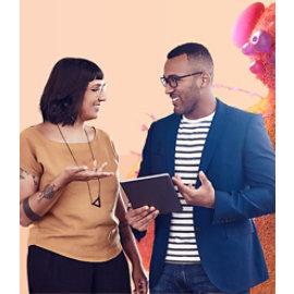 Zwei Personen besprechen ein Projekt, während sie Inhalte auf einem Tablet betrachten; im Hintergrund sind abstrakte, von Technologie inspirierte Formen zu sehen.