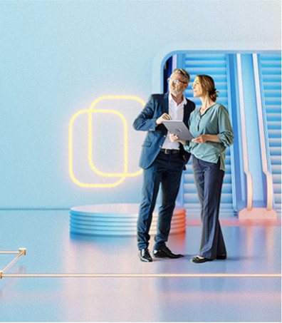 Zwei Personen stehen in einem modernen, futuristischen Raum vor einer Rolltreppe und betrachten gemeinsam ein Tablet. Der Raum ist in Blau- und Orangetönen gestaltet und wird von leuchtenden Linien und geometrischen Formen im Hintergrund geprägt.