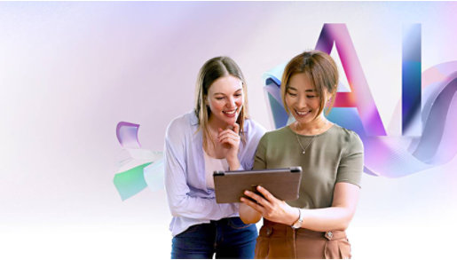 Zwei Frauen schauen lächelnd auf ein Tablet, im Hintergrund die Buchstaben "AI".