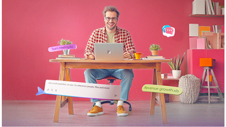 Ein Mann sitzt glücklich an seinem Schreibtisch und arbeitet am Laptop. Im Hintergrund schweben verschiedene Icons.