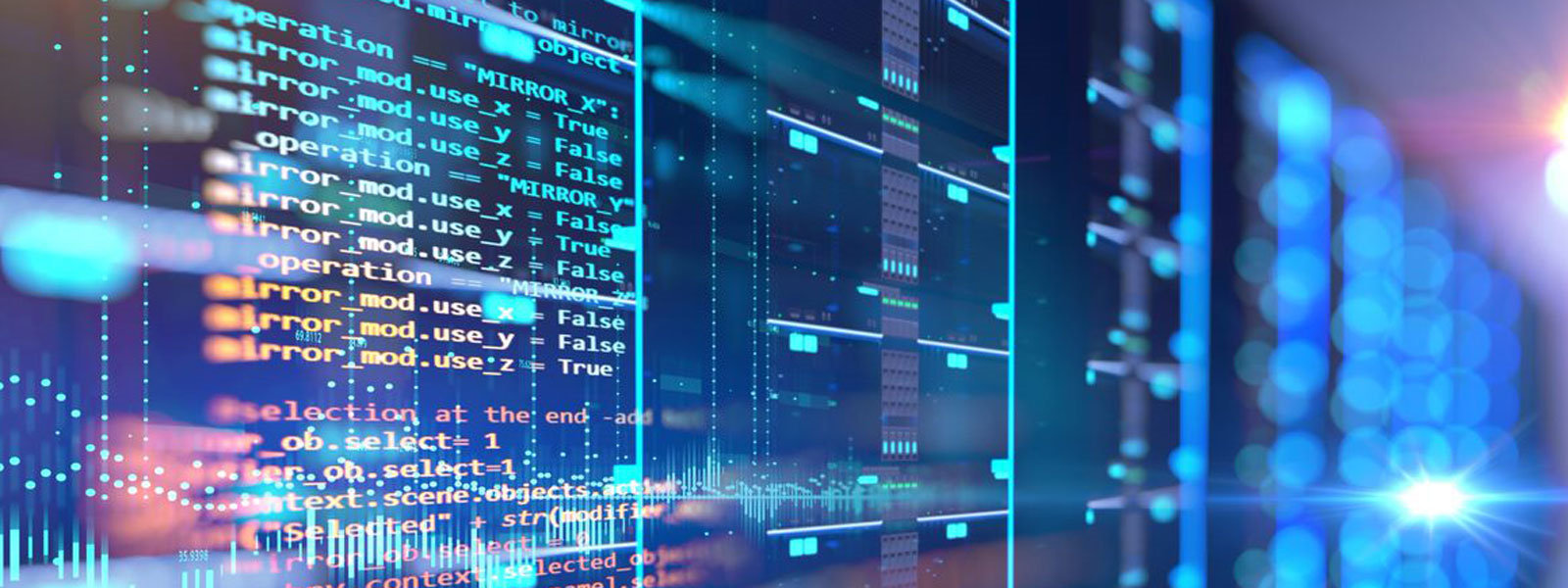 Code-Zeilen als holografische Darstellung vor Server-Türmen.