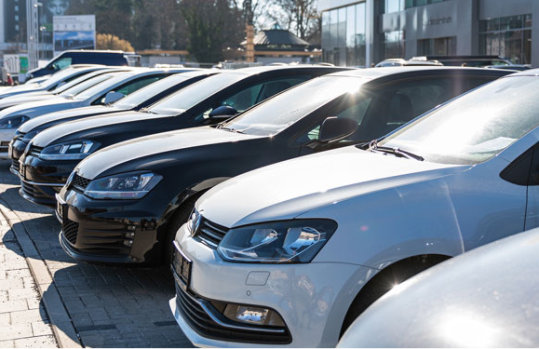 Autos vor einem Gebäude