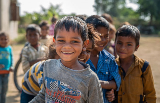 Kleine Kinder aus ärmerer Region der Welt