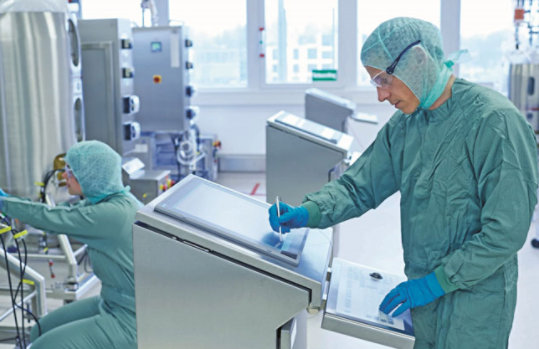 Wissenschaftler in einer Produktionshalle